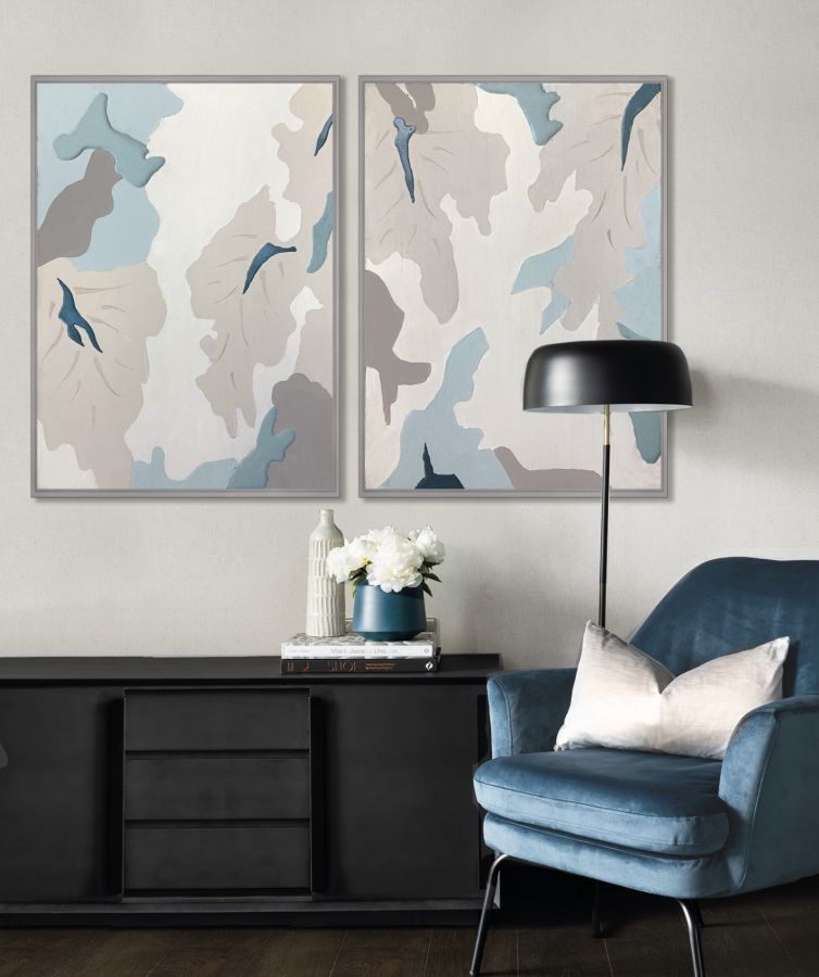 Gali in a standard warm grey ''L'' shaped frame